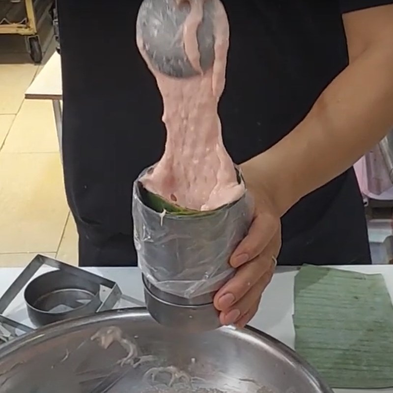 Bước 6 B&oacute; chả lụa Chả lụa l&agrave;m bằng m&aacute;y xay thịt