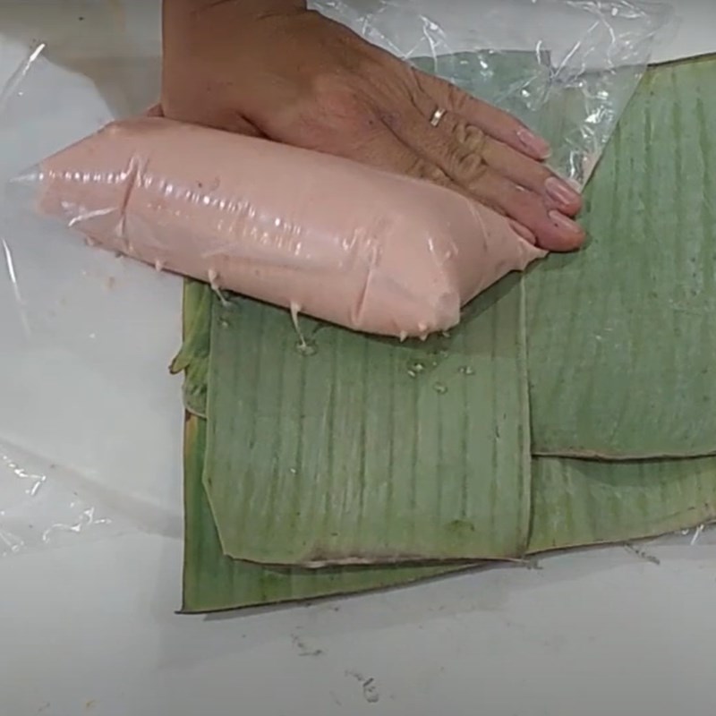 Bước 6 B&oacute; chả lụa Chả lụa l&agrave;m bằng m&aacute;y xay thịt