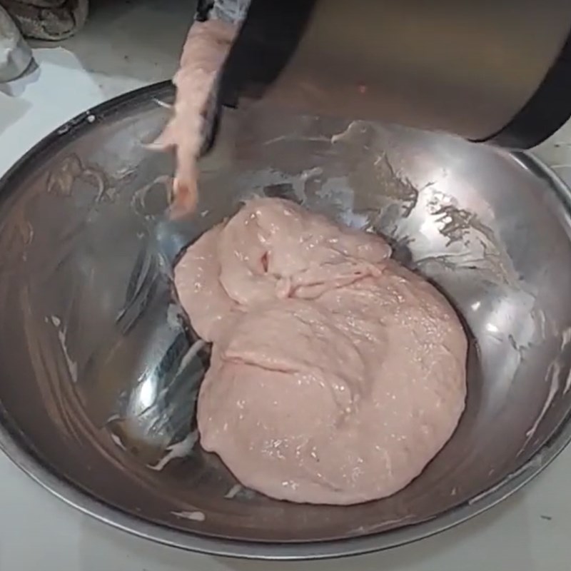 Bước 6 B&oacute; chả lụa Chả lụa l&agrave;m bằng m&aacute;y xay thịt