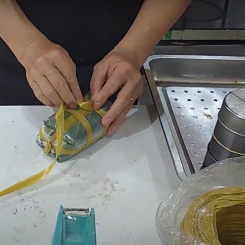 Bước 6 B&oacute; chả lụa Chả lụa l&agrave;m bằng m&aacute;y xay thịt