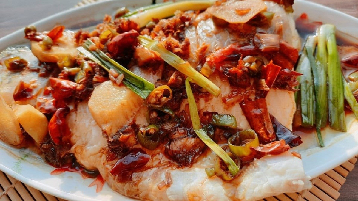 Cá chép hấp bia sốt ớt cay