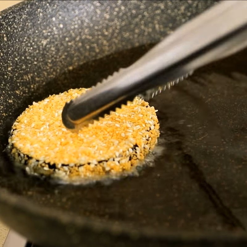 Bước 4 Chiên cà tím Cà tím chiên giòn tẩm mè