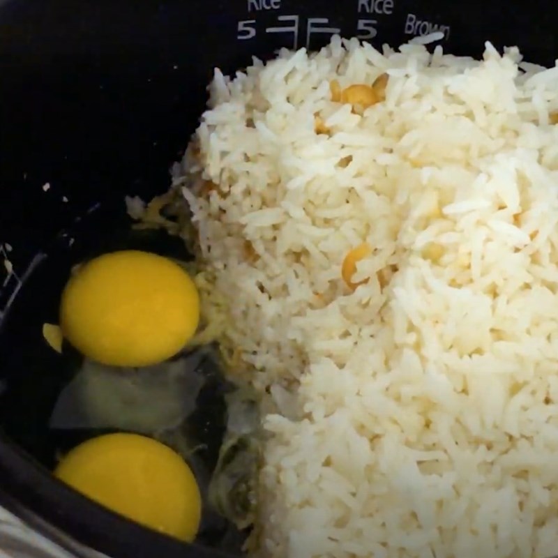 Bước 3 Chi&ecirc;n cơm với trứng Cơm chi&ecirc;n trứng t&ocirc;m kh&ocirc;