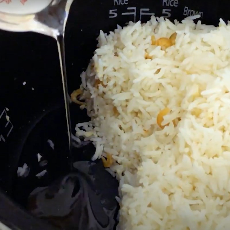 Bước 3 Chi&ecirc;n cơm với trứng Cơm chi&ecirc;n trứng t&ocirc;m kh&ocirc;