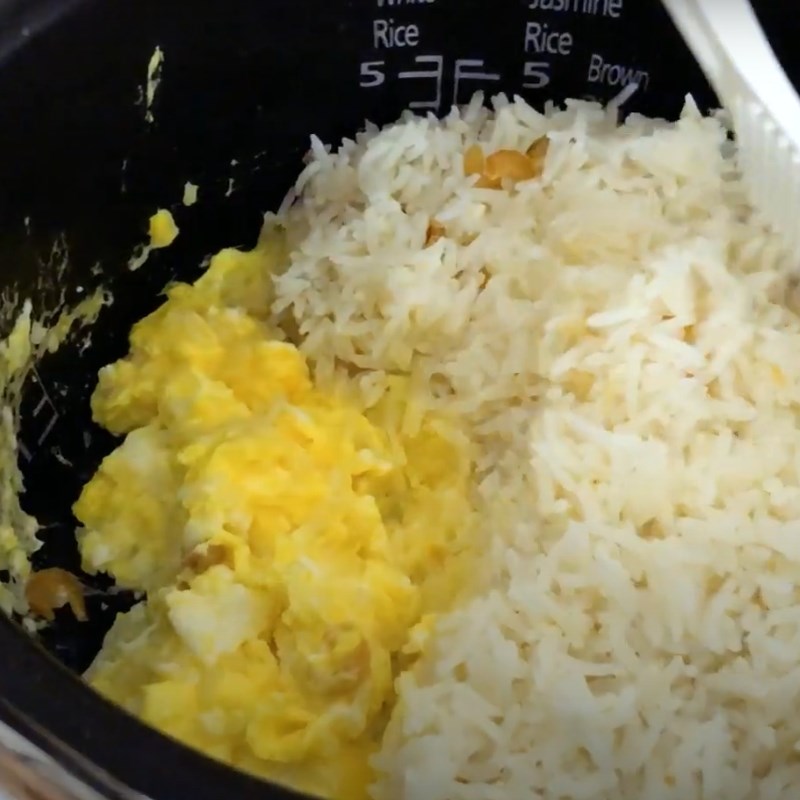 Bước 3 Chi&ecirc;n cơm với trứng Cơm chi&ecirc;n trứng t&ocirc;m kh&ocirc;