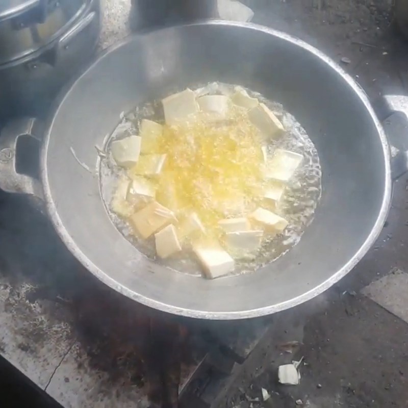 Bước 2 Chiên củ hủ dừa Củ hủ dừa kho rệu