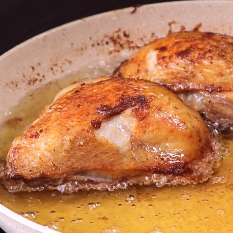 Bước 5 Chiên gà bằng chảo Mì gà quay bằng chảo