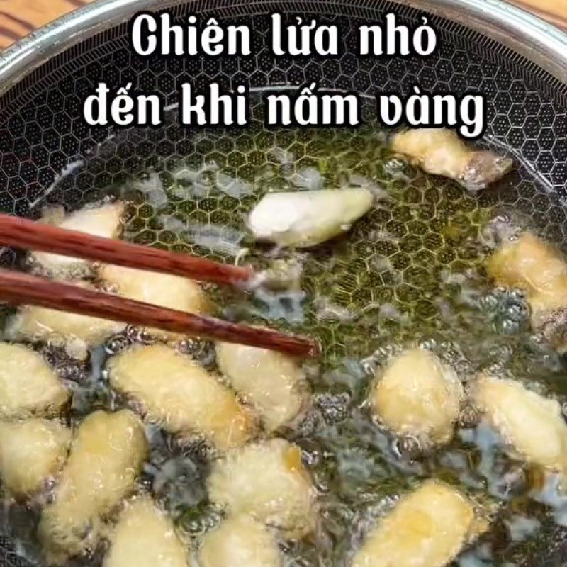 Bước 3 Chiên nấm Nấm đùi gà rang muối