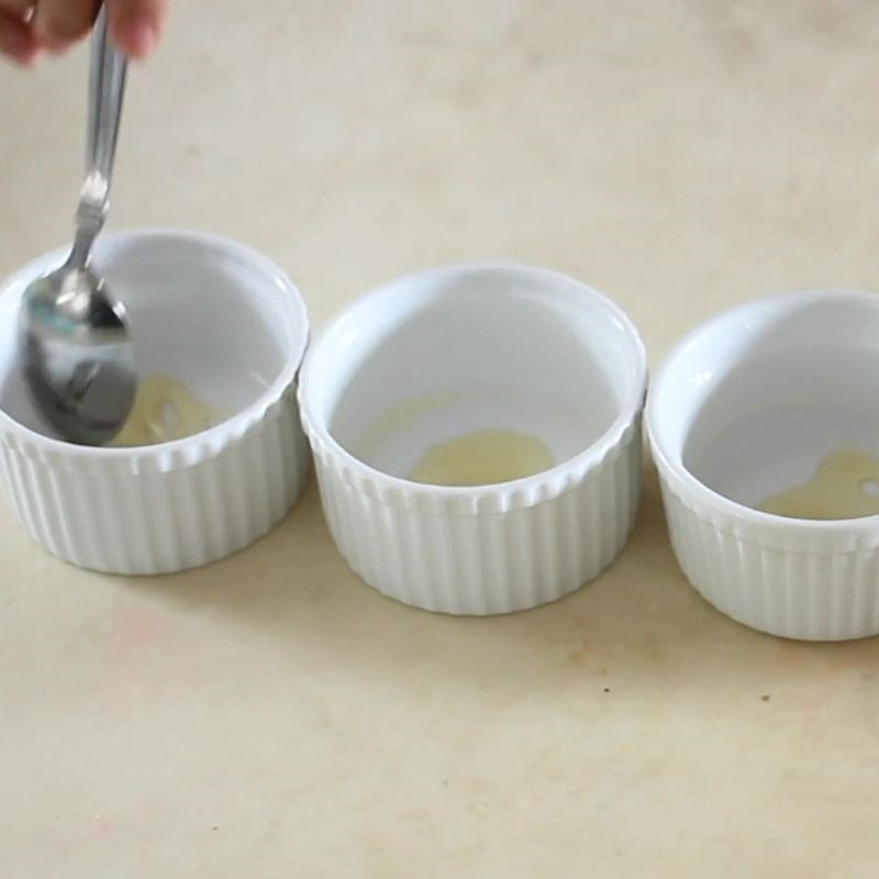 Bước 1 Chuẩn bị khu&ocirc;n b&aacute;nh B&aacute;nh flan tr&agrave; xanh mật ong