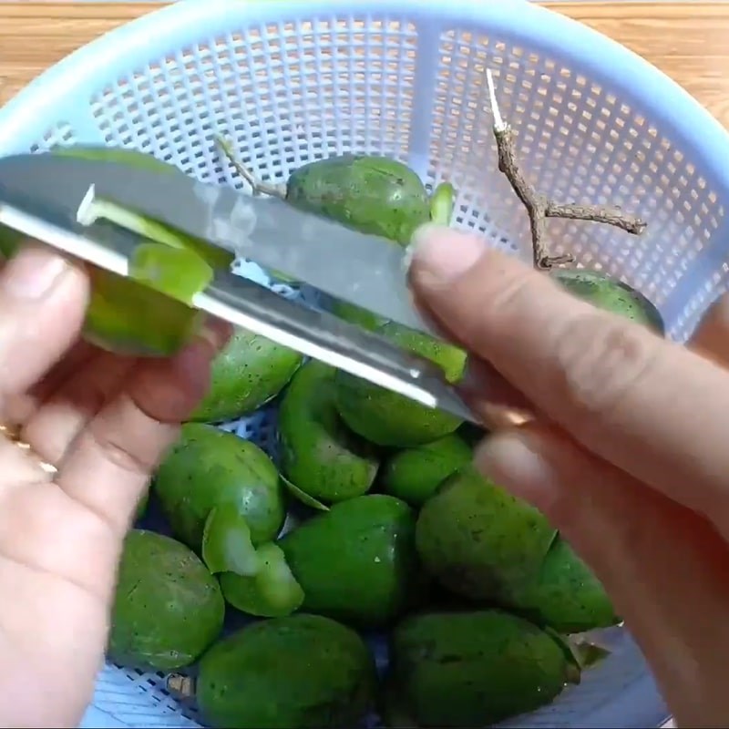 Bước 1 Sơ chế và ngâm cóc Cóc lắc muối Tây Ninh