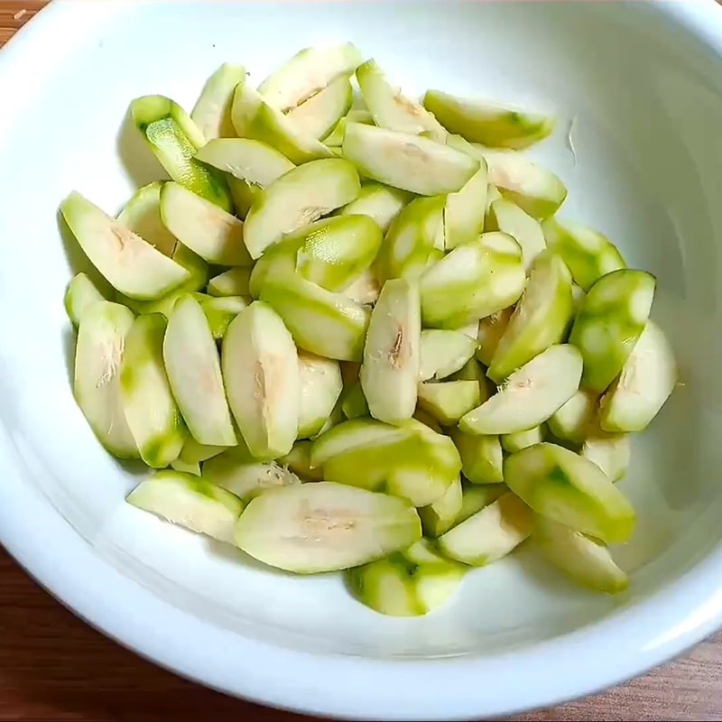 Bước 1 Sơ chế và ngâm cóc Cóc lắc muối Tây Ninh