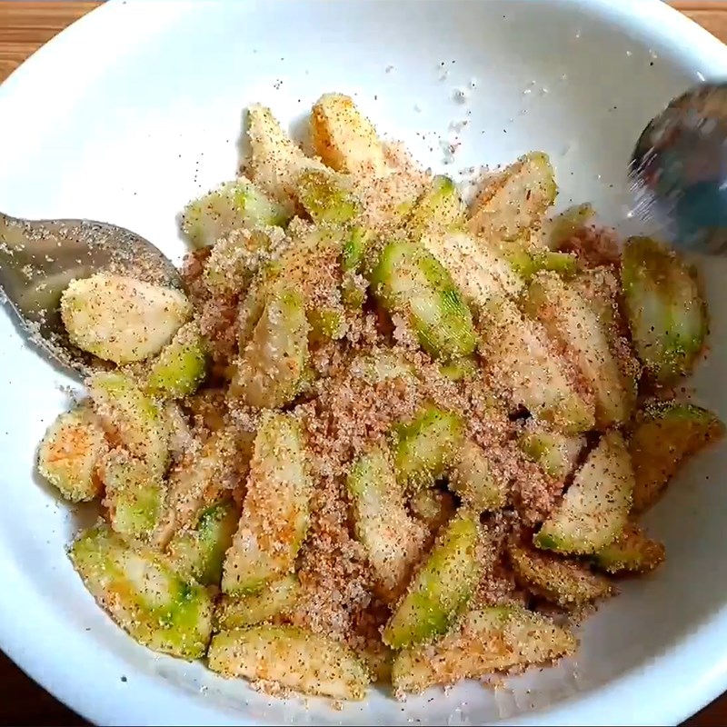 Bước 2 Lắc cóc với hỗn hợp gia vị Cóc lắc muối Tây Ninh