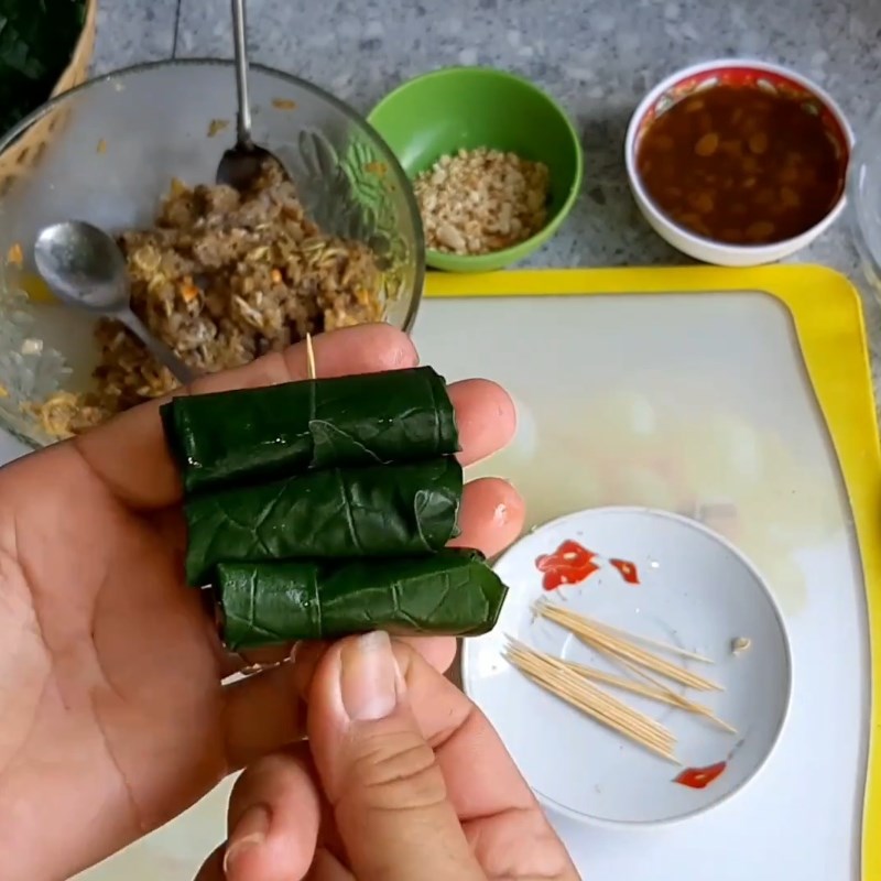 Bước 4 Cuốn ếch với lá lốt Chả ếch cuộn lá lốt nướng