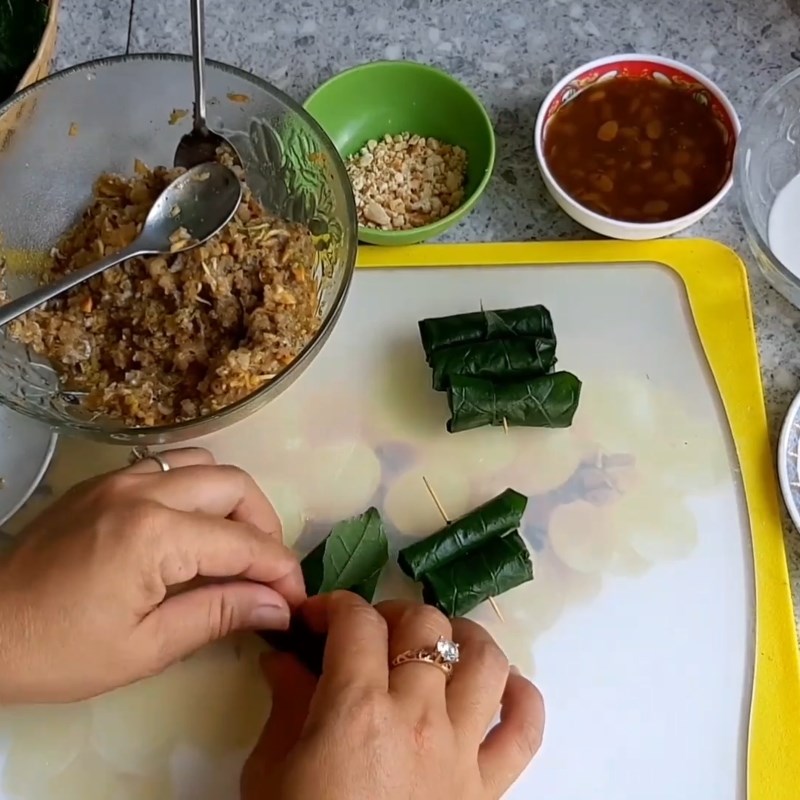 Bước 4 Cuốn ếch với lá lốt Chả ếch cuộn lá lốt nướng