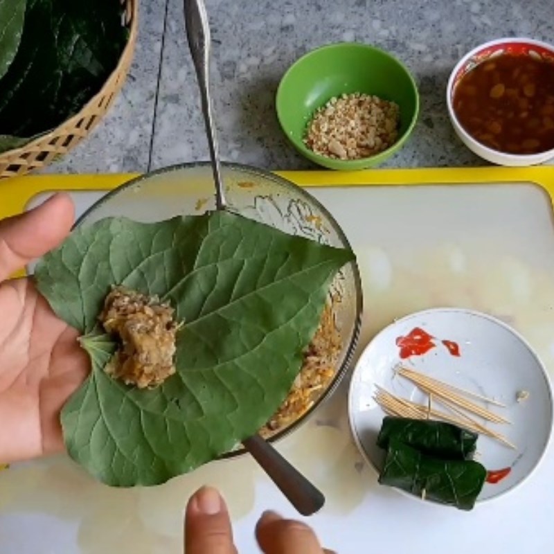 Bước 4 Cuốn ếch với lá lốt Chả ếch cuộn lá lốt nướng