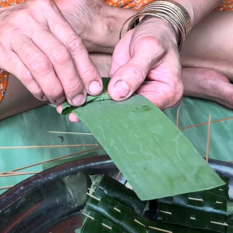 Bước 3 Cuốn l&aacute; lốt Rắn mối nướng l&aacute; lốt