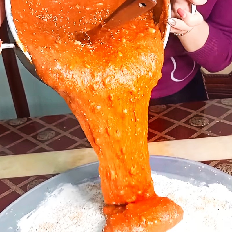 Bước 4 Đổ khuôn chè lam gấc Chè lam gấc