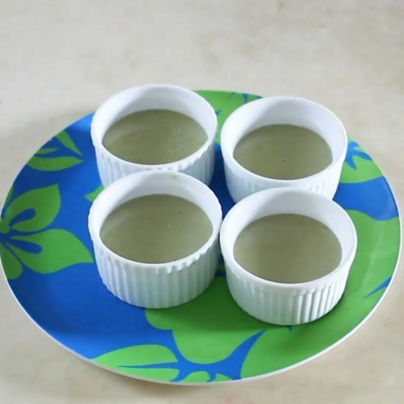 Bước 4 Đổ khu&ocirc;n v&agrave; hấp b&aacute;nh B&aacute;nh flan tr&agrave; xanh mật ong