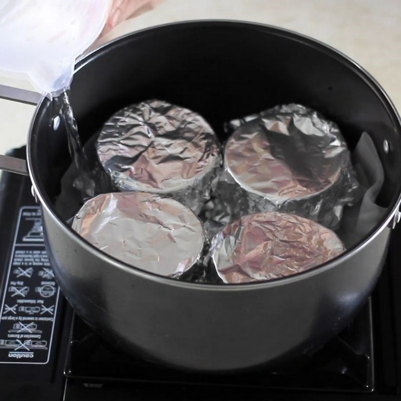 Bước 4 Đổ khu&ocirc;n v&agrave; hấp b&aacute;nh B&aacute;nh flan tr&agrave; xanh mật ong