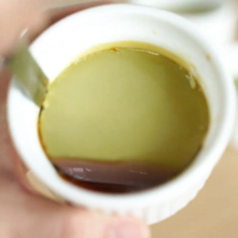 Bước 4 Đổ khu&ocirc;n v&agrave; hấp b&aacute;nh B&aacute;nh flan tr&agrave; xanh mật ong