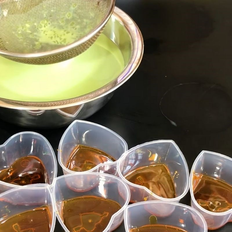 Bước 4 Đổ khu&ocirc;n v&agrave; hấp b&aacute;nh B&aacute;nh flan tr&agrave; xanh