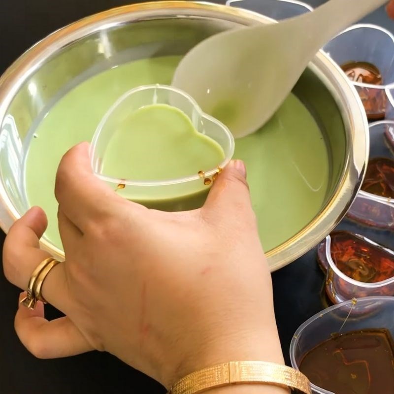 Bước 4 Đổ khu&ocirc;n v&agrave; hấp b&aacute;nh B&aacute;nh flan tr&agrave; xanh