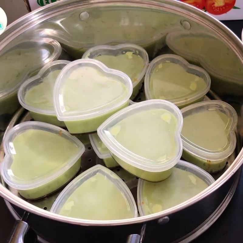 Bước 4 Đổ khu&ocirc;n v&agrave; hấp b&aacute;nh B&aacute;nh flan tr&agrave; xanh