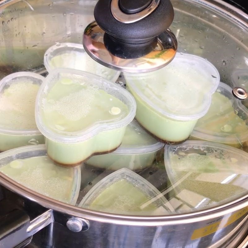 Bước 4 Đổ khu&ocirc;n v&agrave; hấp b&aacute;nh B&aacute;nh flan tr&agrave; xanh