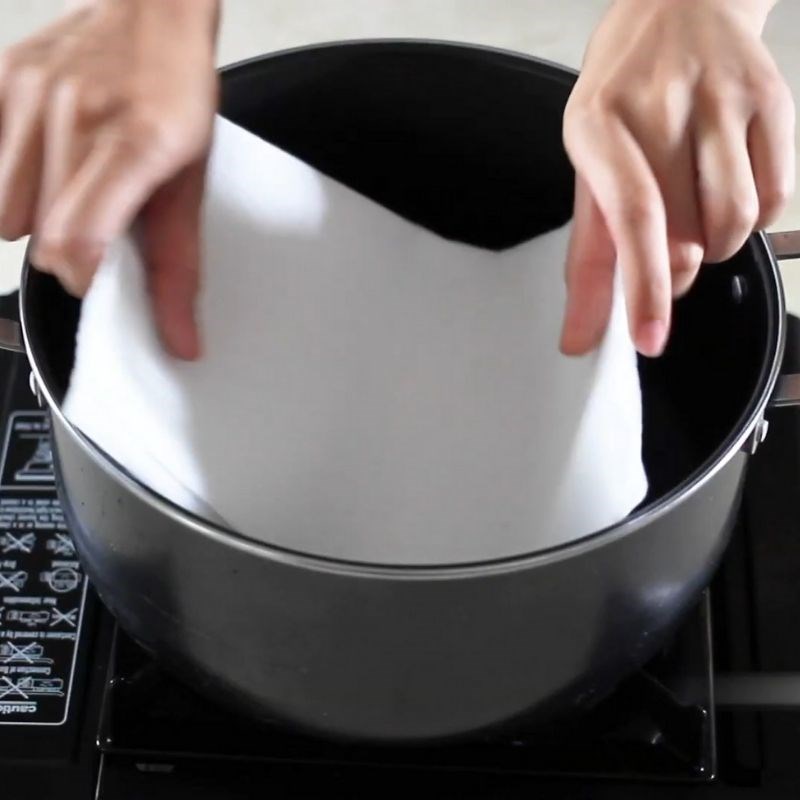 Bước 4 Đổ khu&ocirc;n v&agrave; hấp b&aacute;nh B&aacute;nh flan tr&agrave; xanh mật ong