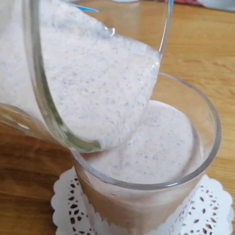 Bước 2 Hoàn thành Sinh tố ngũ cốc sữa chua hạt chia