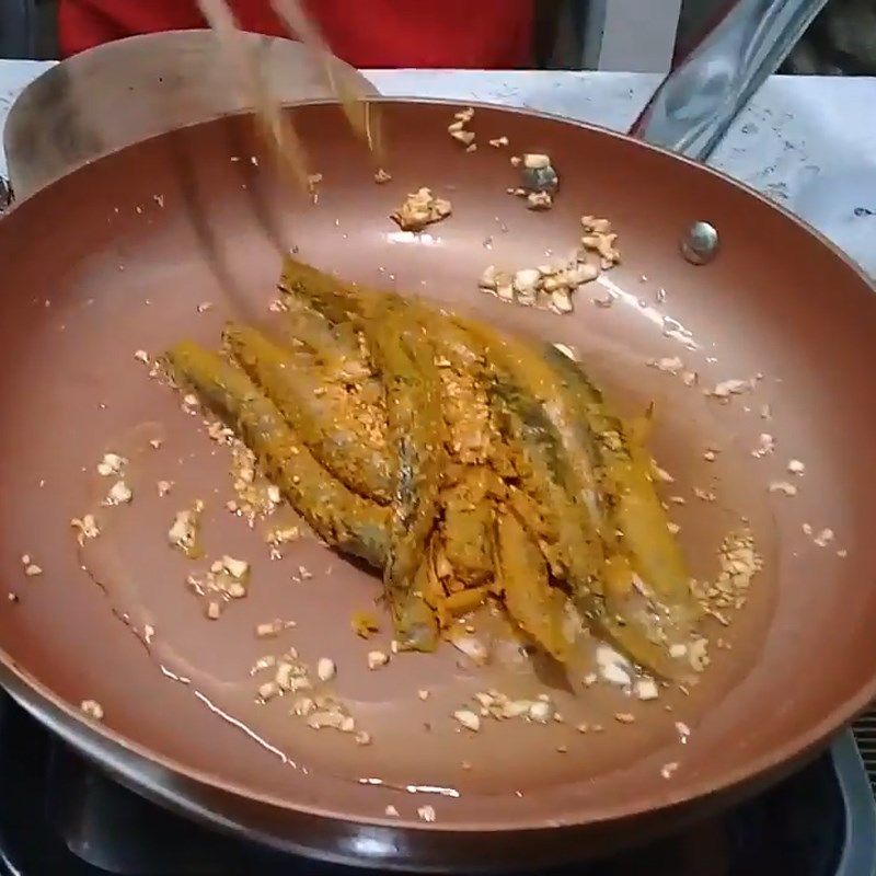 Bước 3 Kho cá Cá kèo kho nghệ