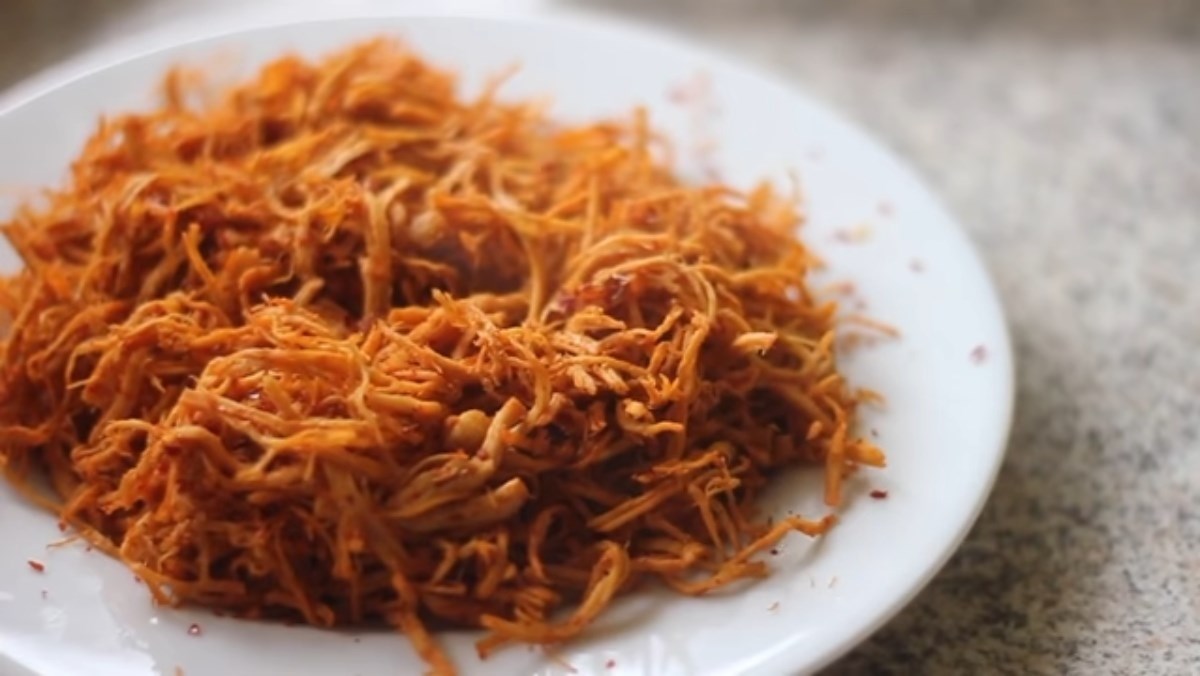 Khô gà xé cay bằng chảo