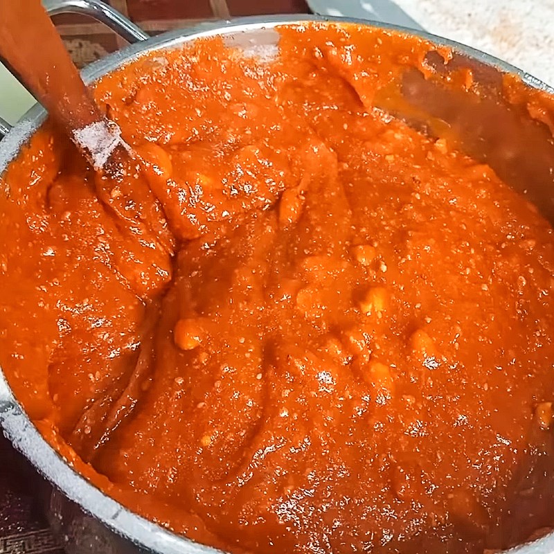 Bước 3 Khuấy bột vào hỗn hợp gấc Chè lam gấc