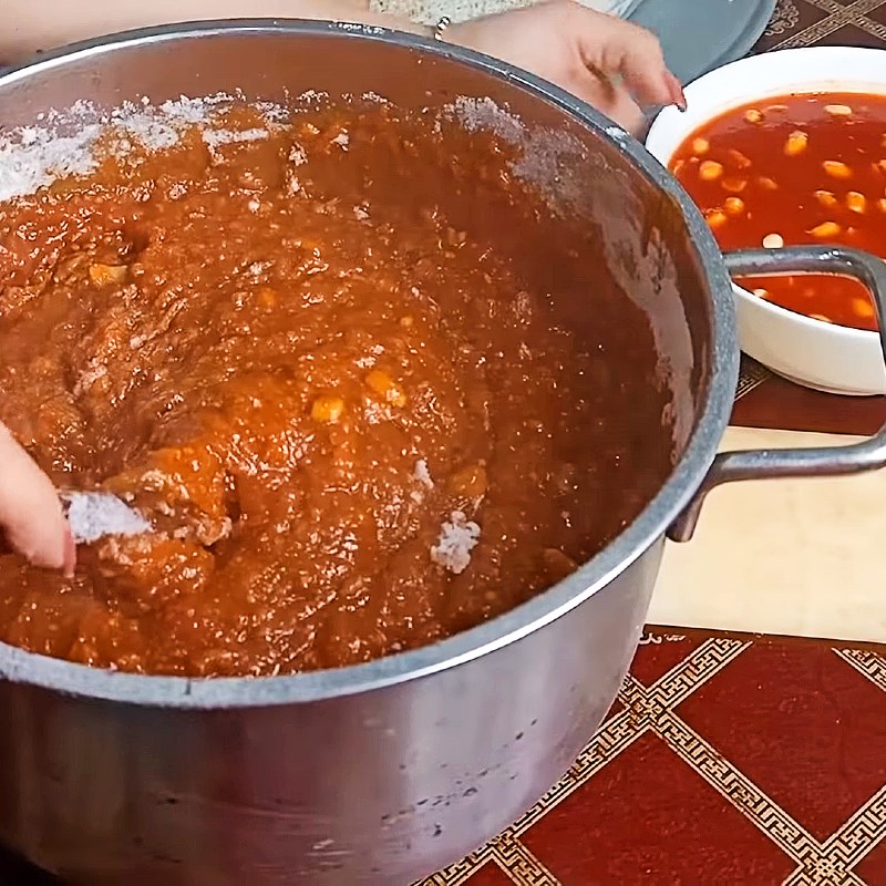 Bước 3 Khuấy bột vào hỗn hợp gấc Chè lam gấc