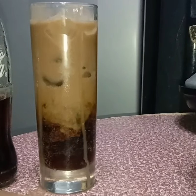 Bước 2 Khuấy milo với coca cola Milo pha với coca cola