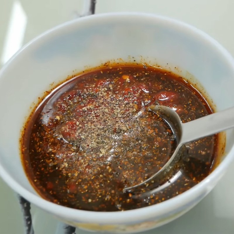 Bước 2 Làm nước sốt ướp gà Mì gà quay bằng nồi chiên không dầu