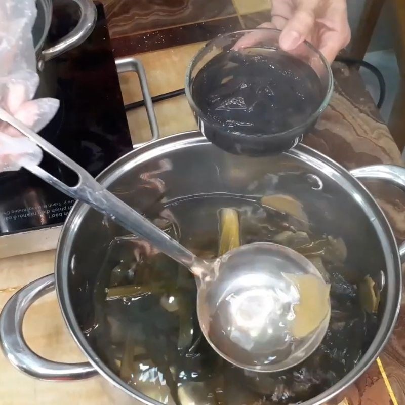 Bước 5 Luộc bột lá mơ cắt sợi Chè lá mơ người Hoa