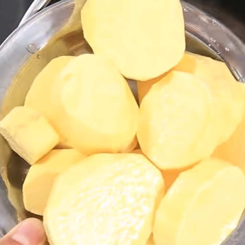 Bước 1 Luộc và nấu khoai lang Trân châu khoai lang vàng
