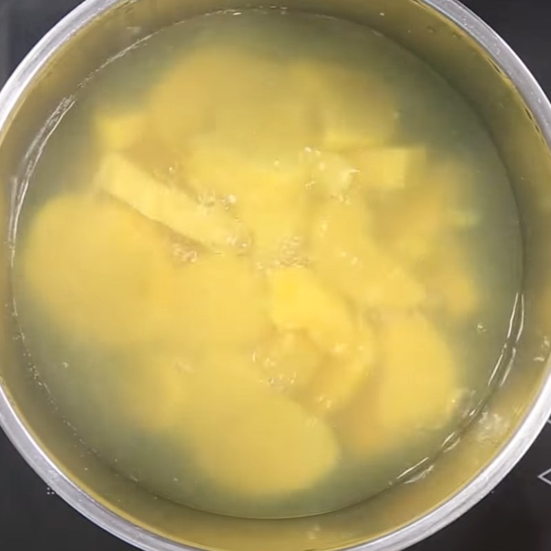 Bước 1 Luộc và nấu khoai lang Trân châu khoai lang vàng