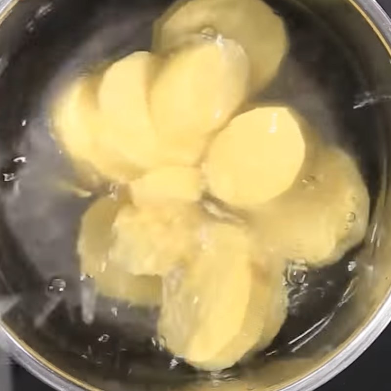 Bước 1 Luộc và nấu khoai lang Trân châu khoai lang vàng