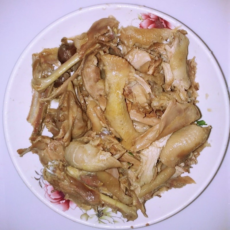 Bước 2 Luộc và xé thịt gà Gỏi gà rau móp