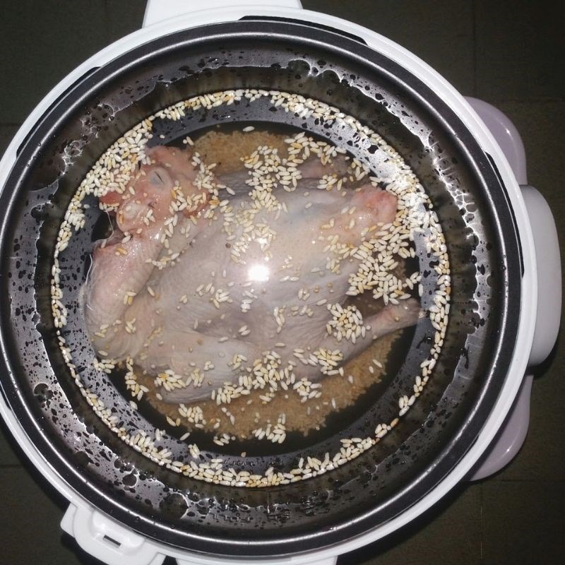 Bước 2 Luộc và xé thịt gà Gỏi gà rau móp