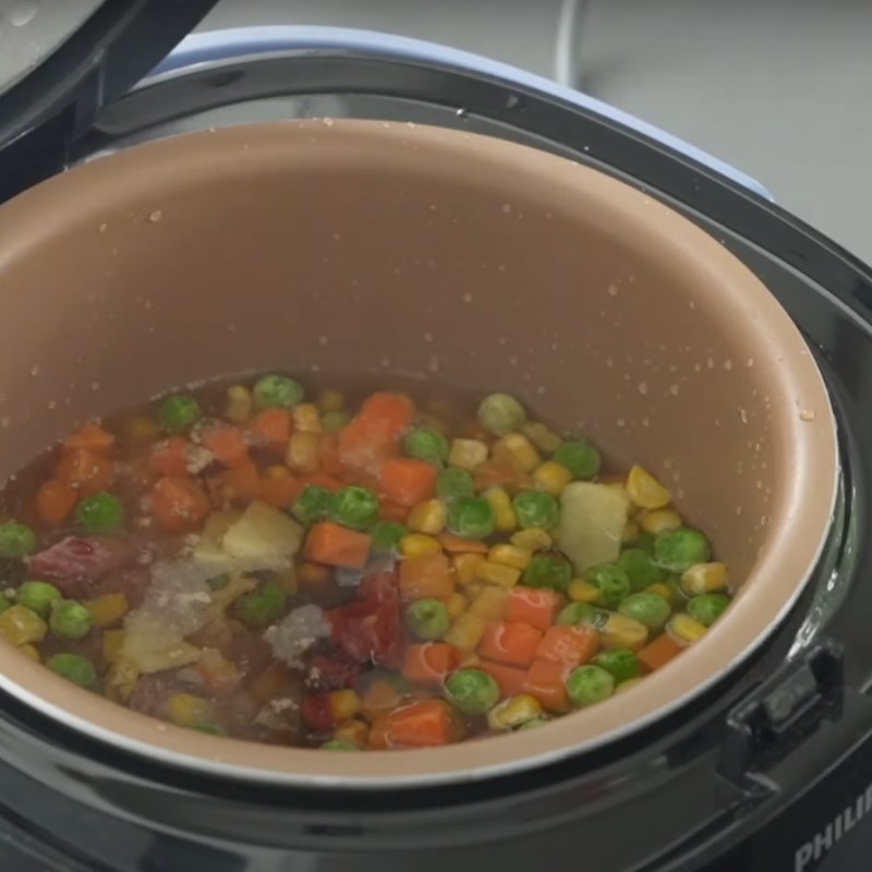 Bước 2 Nấu cơm Cơm lạp xưởng rau củ