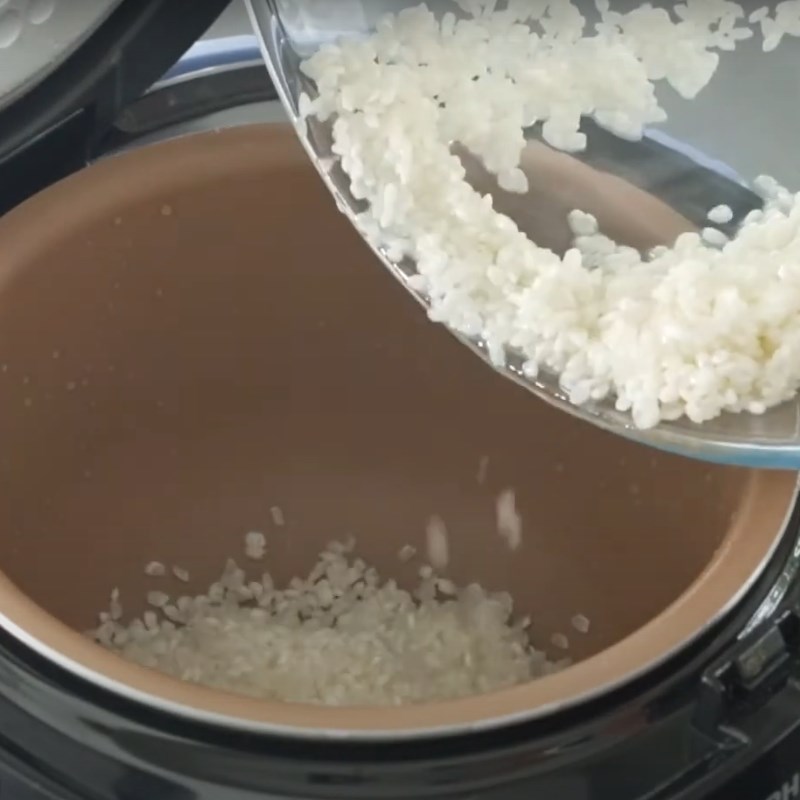 Bước 2 Nấu cơm Cơm lạp xưởng rau củ