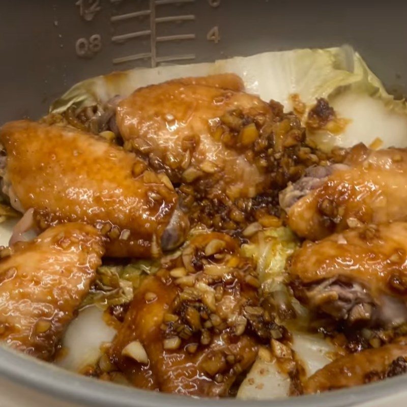 Bước 2 Nấu cơm Cơm c&aacute;nh g&agrave; sốt nước tương