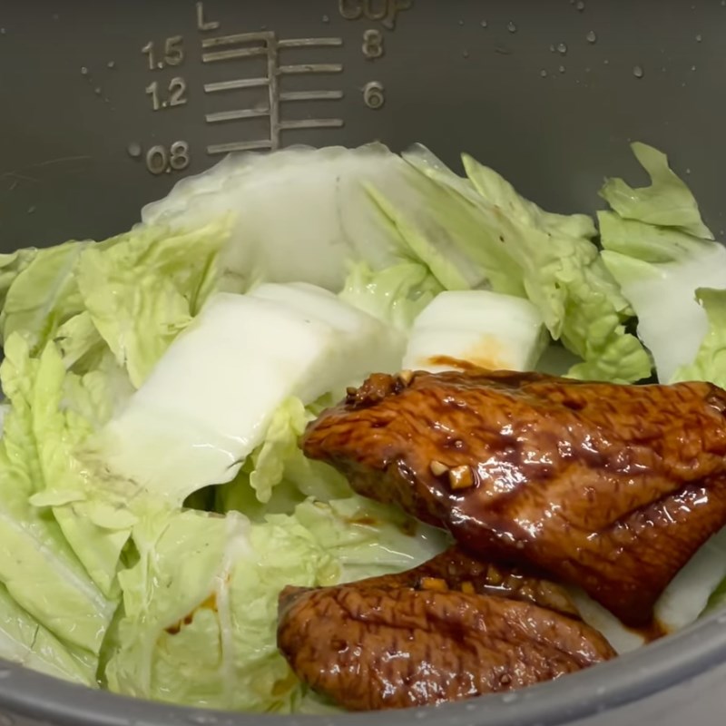 Bước 2 Nấu cơm Cơm c&aacute;nh g&agrave; sốt nước tương