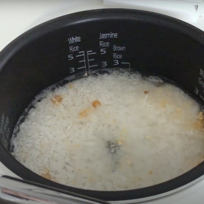 Bước 2 Nấu cơm Cơm chi&ecirc;n trứng t&ocirc;m kh&ocirc;