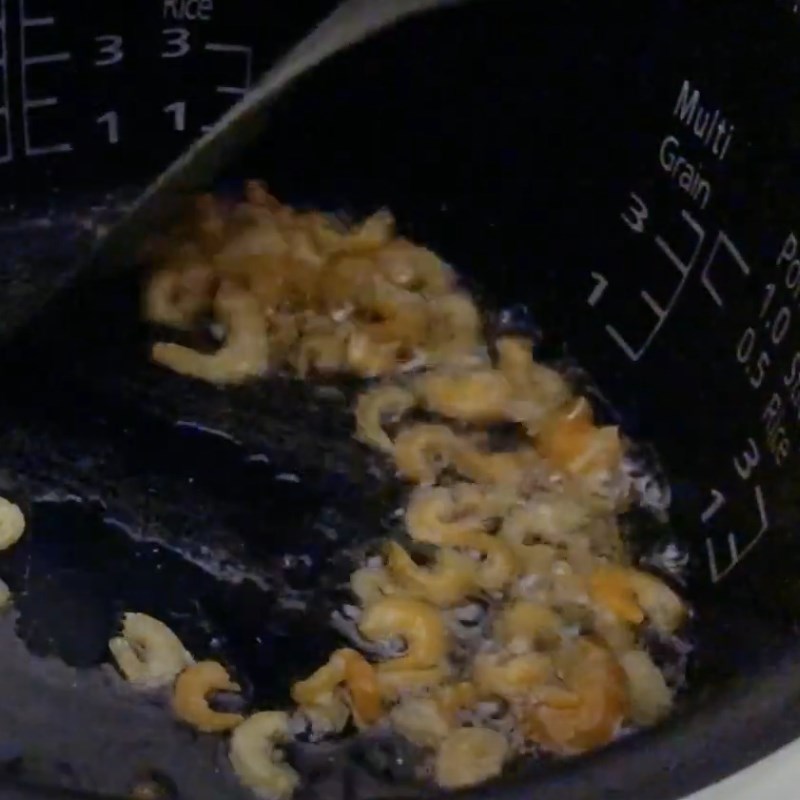 Bước 2 Nấu cơm Cơm chi&ecirc;n trứng t&ocirc;m kh&ocirc;