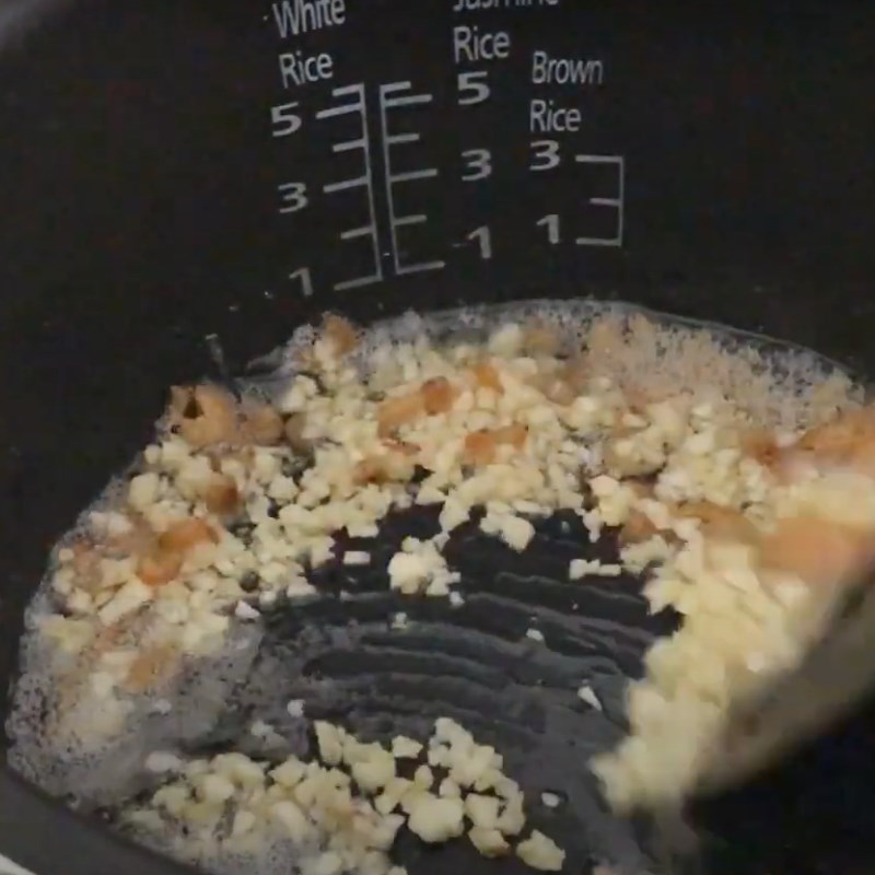 Bước 2 Nấu cơm Cơm chi&ecirc;n trứng t&ocirc;m kh&ocirc;