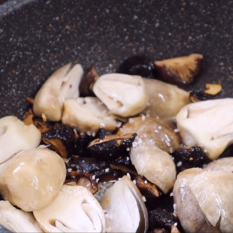 Bước 4 Nấu nước dùng Mì gà quay bằng chảo